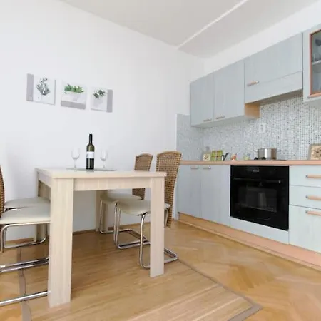Jana Apartment *